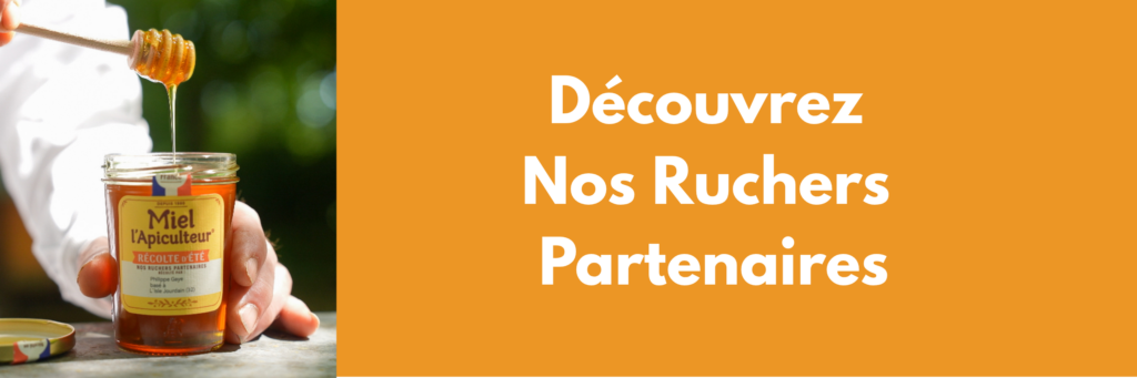Left shows a hand pouring honey from a wooden dipper into an open jar; the right side is an orange banner with the white text 'Découvrez Nos Ruchers Partenaires'.